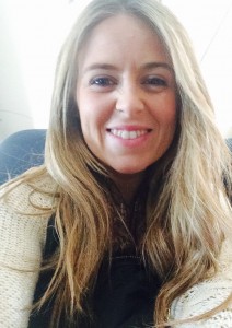 Elena se está tratando con Invisalign. Lée aquí cómo fué su experiencia!!